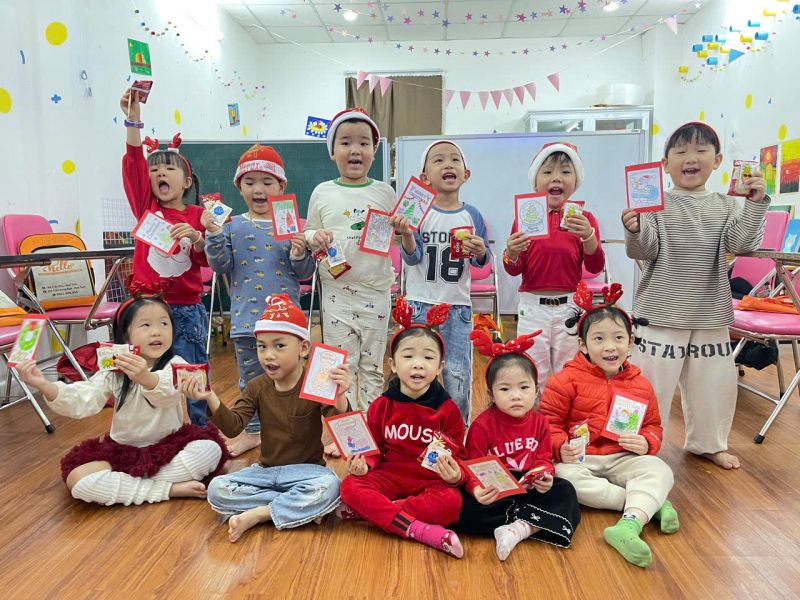 Các bạn nhỏ tham gia hoạt động cùng nhau tại Trung tâm HELLO